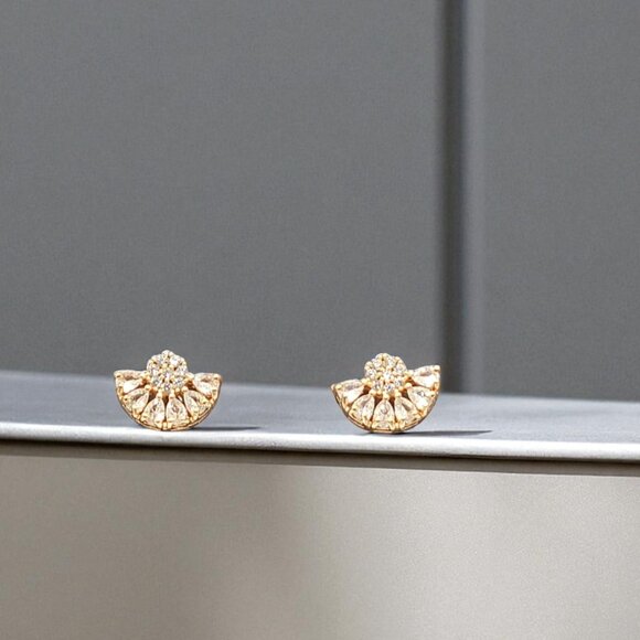 Elegant Fan-Shaped Gold-Plated Crystal Stud Earrings - Picture 1 of 2